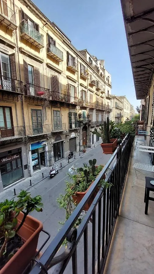 Nocleg ze śniadaniem Bed and Breakfast Persiane Al Cassaro Palermo